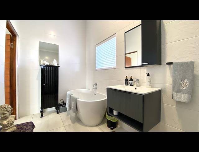 3 BEDROOM FREEHOLD FOR SALE IN PORT OWEN